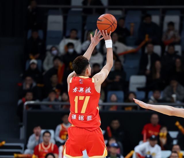 广厦男篮训练开放日，赛前再遭质疑引欢呼，欧篮联在即，身体对抗强度拉满(浙江广厦男篮与浙江东阳光)-爱游戏